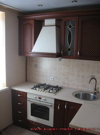 кухня с фасадами для небольшой квартиры, кухня с деревянными фасадами